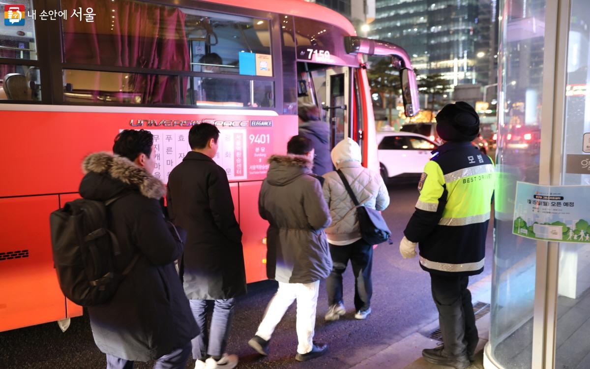 명동입구 버스정류장에서 시민을 돕고 있는 교통계도 요원 ©조수연 