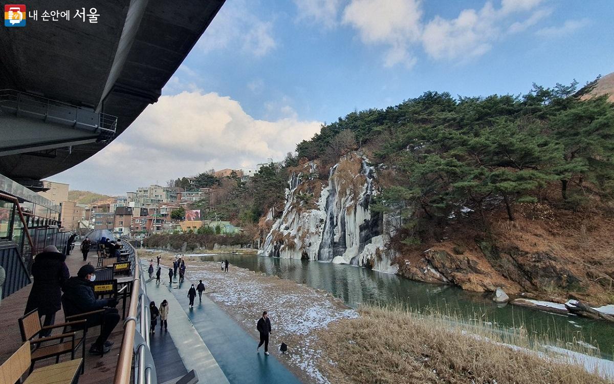 외국인들이 찾는 글로벌 관광명소가 된 홍제천 카페폭포 ©엄윤주  