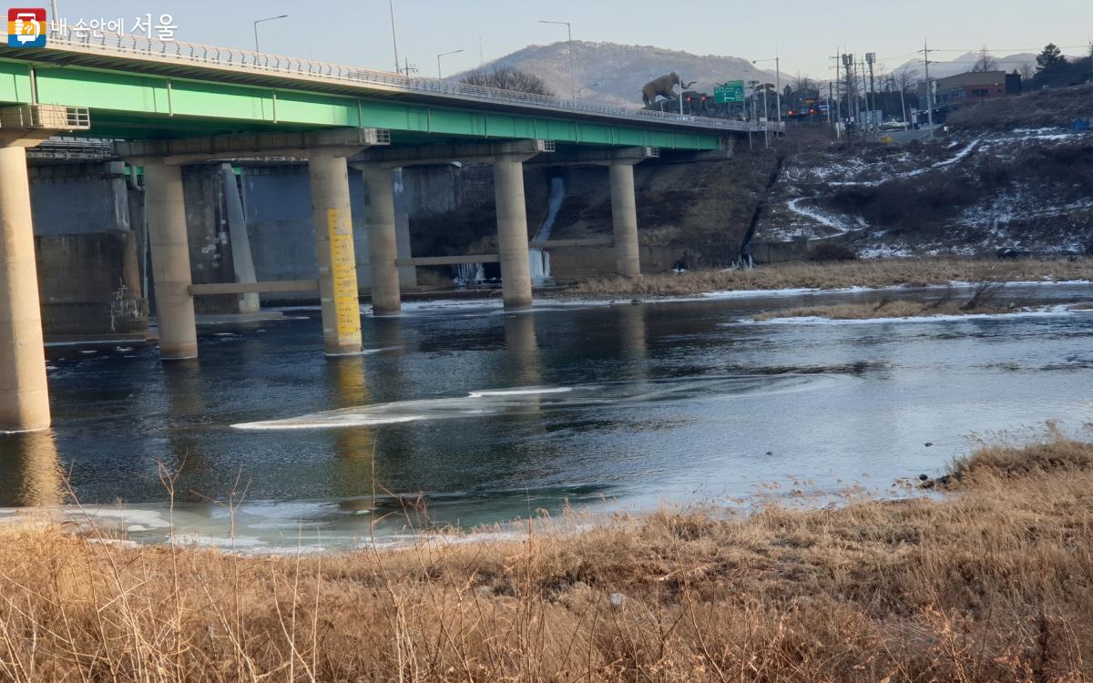 한탄강 다리와 그 밑으로 흐르는 강물 ⓒ박세호