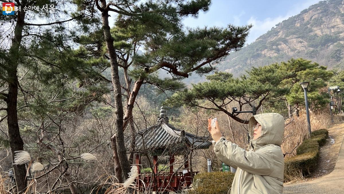 미래를 준비하는 탐방객들에게 온고지신을 위해 한옥마을 도보탐방을 권한다. ⓒ이준엽