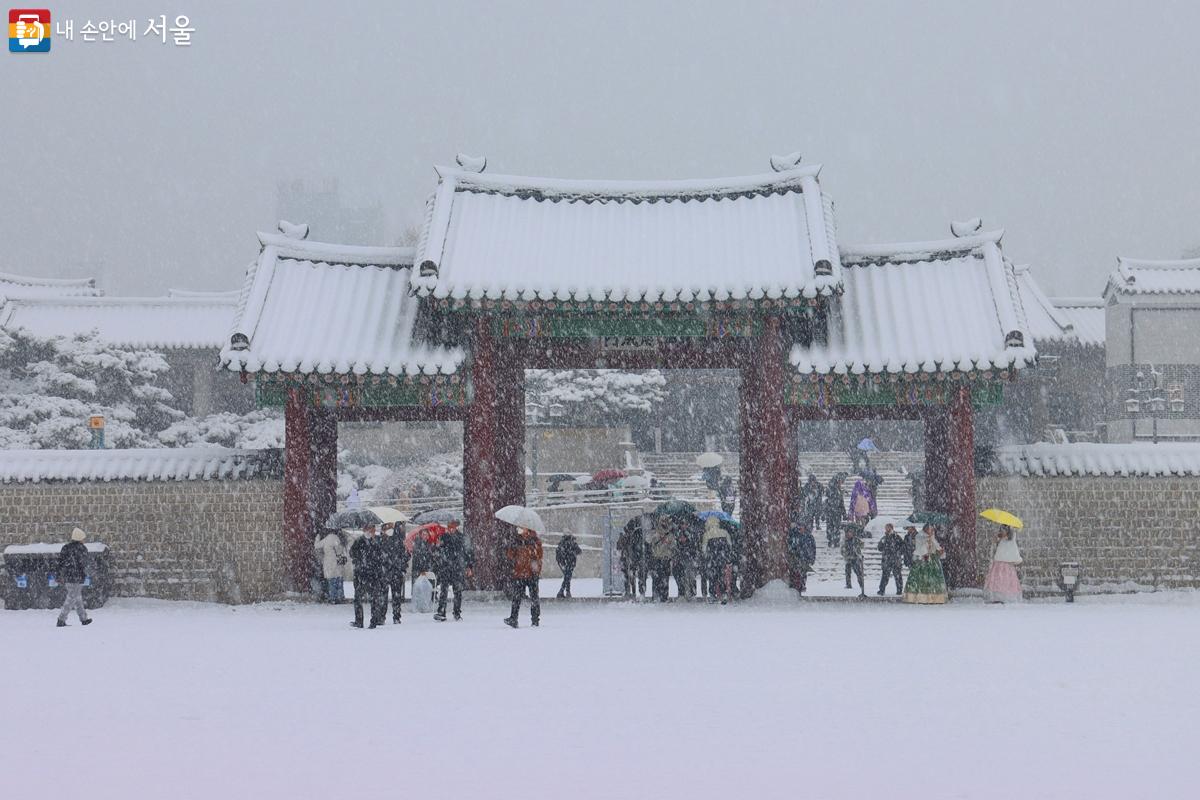 눈 내리는 국립고궁박물관 입구 ©정향선