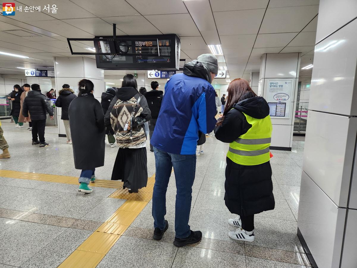 연장 운행하는 지하철 역사 안에서 귀가객을 안내하는 안전요원 ©조시승