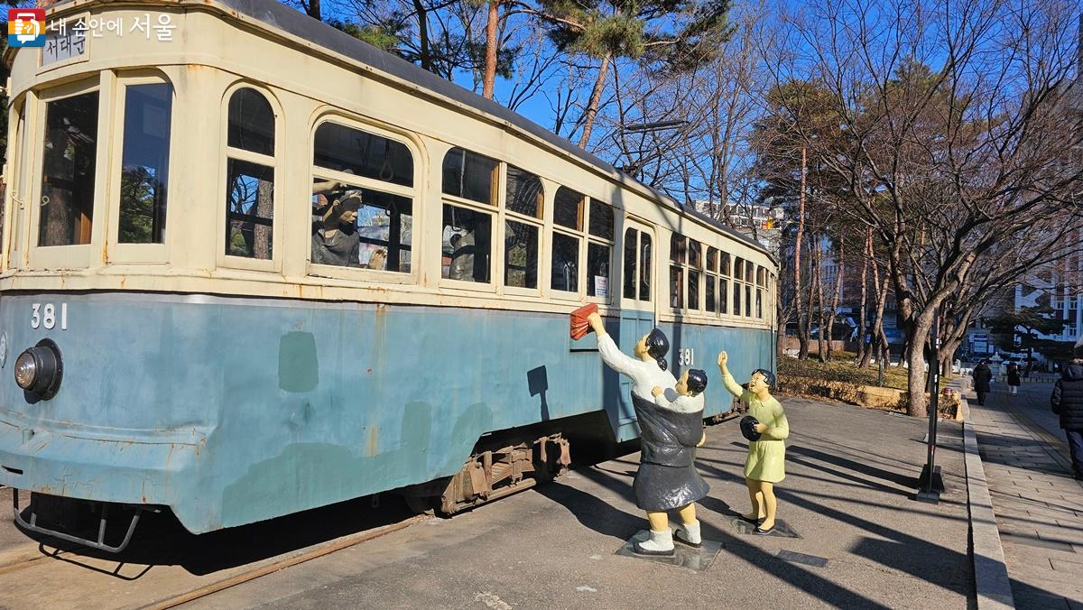 전차 381호를 타고 등교하는 아이에게 도시락을 건네는 당시 엄마의 모습을 재현했다. ©최용수