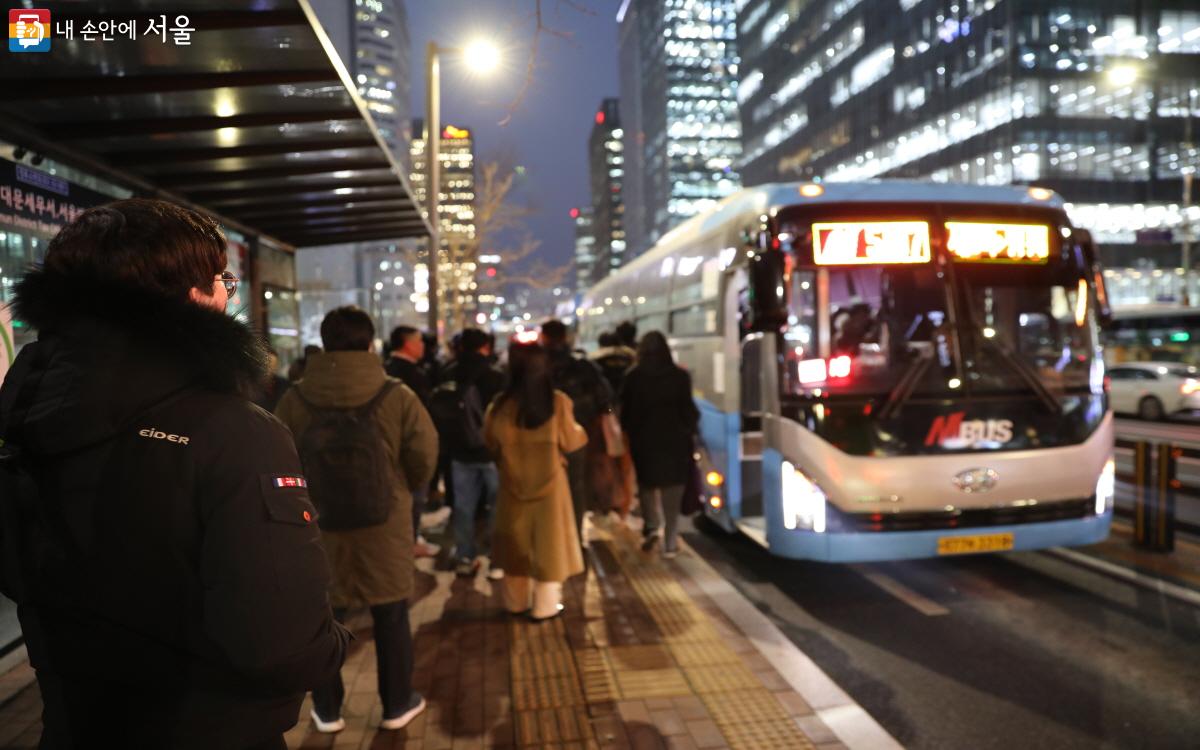 지난 11일 퇴근 시간대에 찾아간 서울백병원 버스정류소 모습 ©조수연