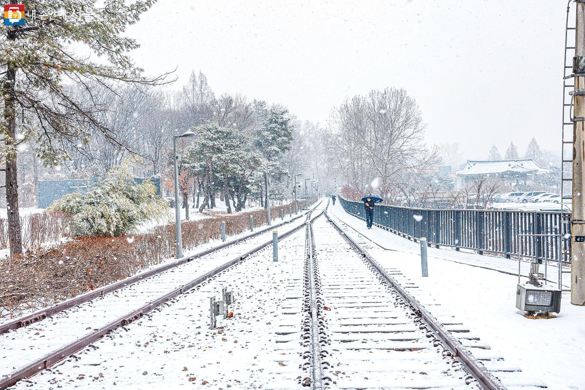 길게 이어진 경춘선 철로를 보니, 눈꽃 여행을 떠나는 듯한 기분이 든다. ©박우영