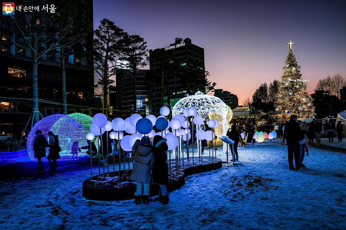 '서울빛초롱축제'가 열리고 있는 서울광장 전경. '역동의 빛'이란 주제로 서울광장에 설치된 빛 조형물들 ⓒ박우영