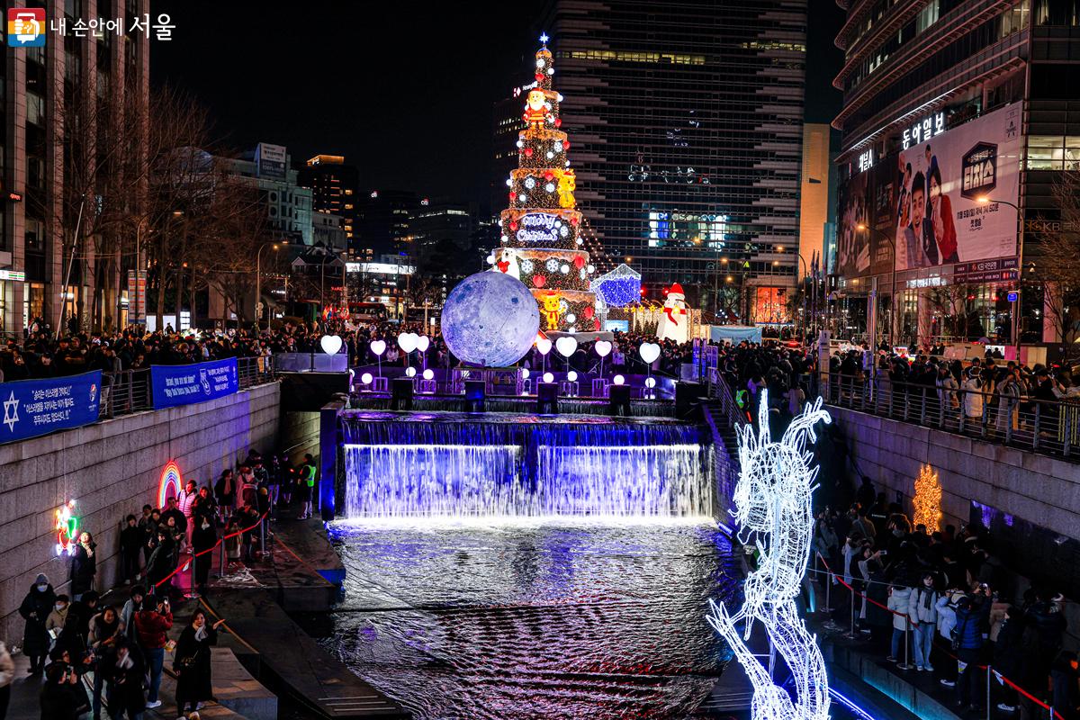 서울광장을 지나 청계천 광장까지 '서울빛초롱축제'는 계속 이어진다. ⓒ 박우영