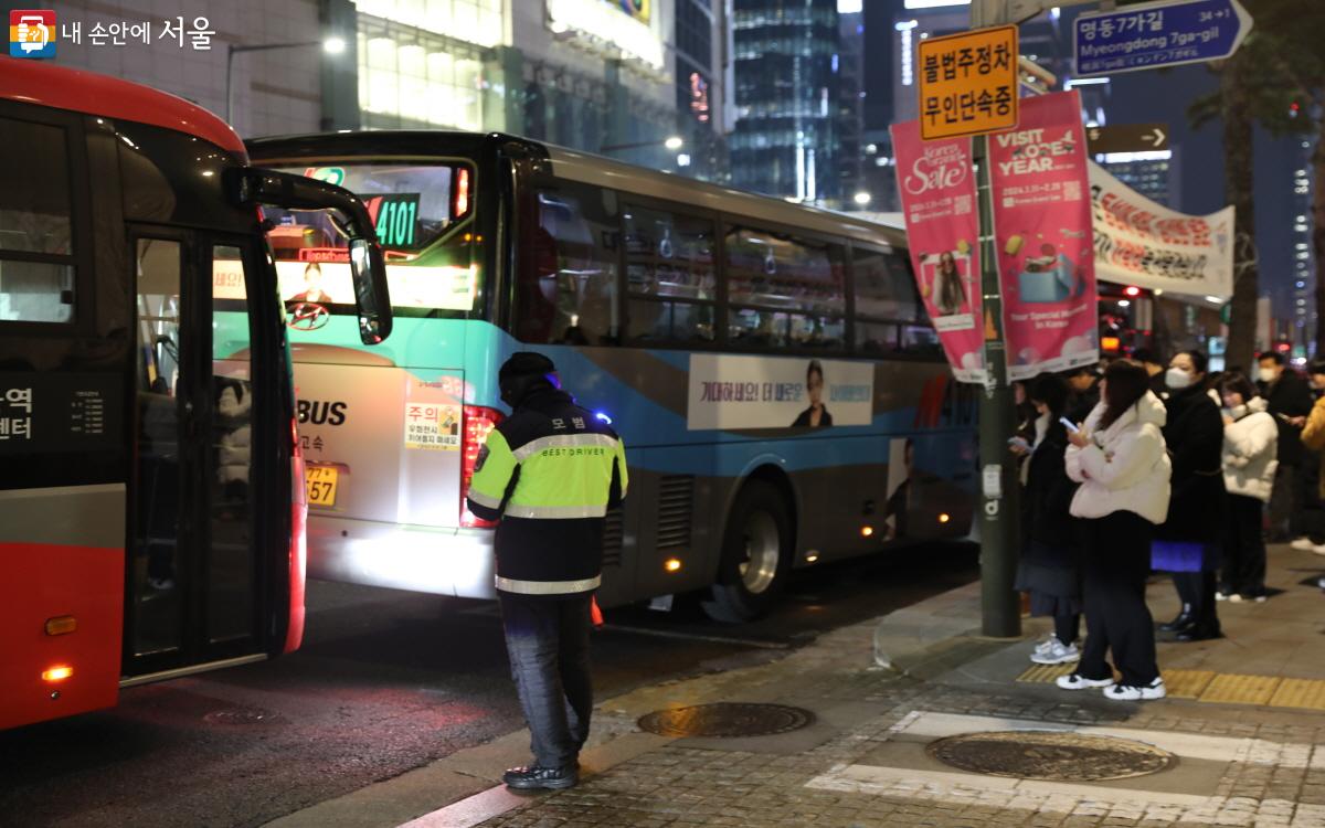 명동 입구에서 버스의 열차 현상은 계속됐다. ©조수연 