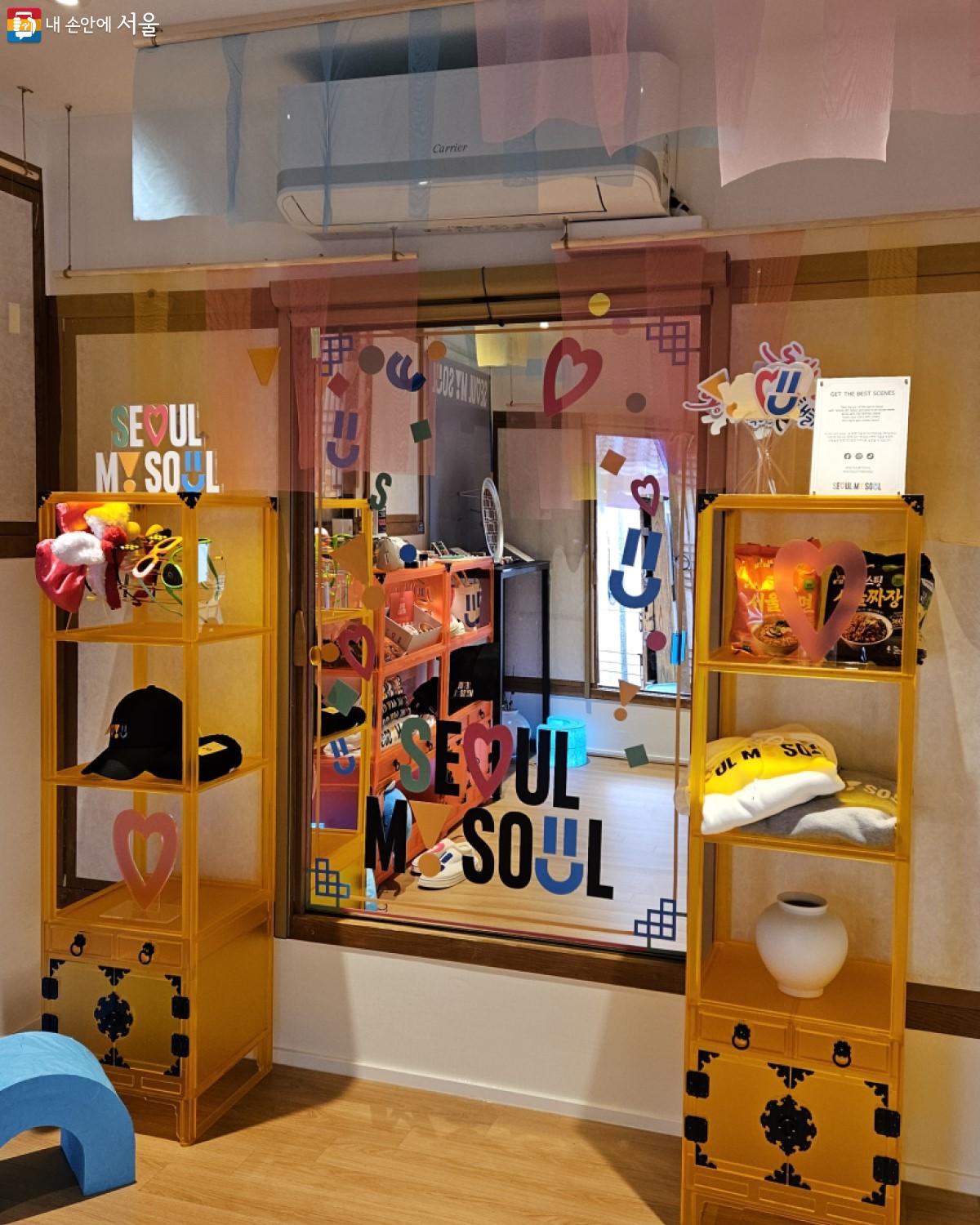 인증샷용 전신 거울과 머리띠, 선글라스, 서울시를 상징하는 글과 픽토그램 토퍼 ⓒ송지혜
