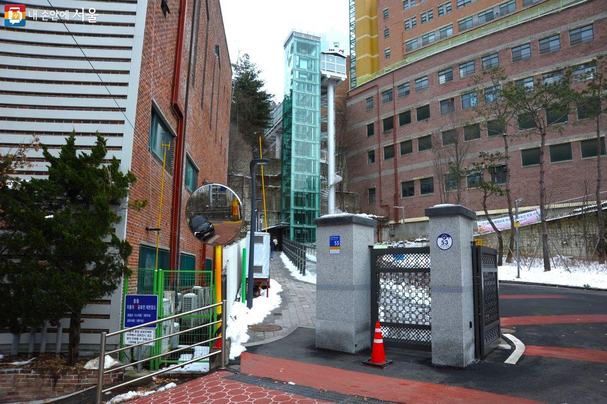 금동초등학교 옥외 수직형 엘리베이터를 이용하면 학교 정문과 연결 되고, 주민들은 주민센터·도서관·복지관 등 근린 시설 이용이 편하다. ⓒ조수봉