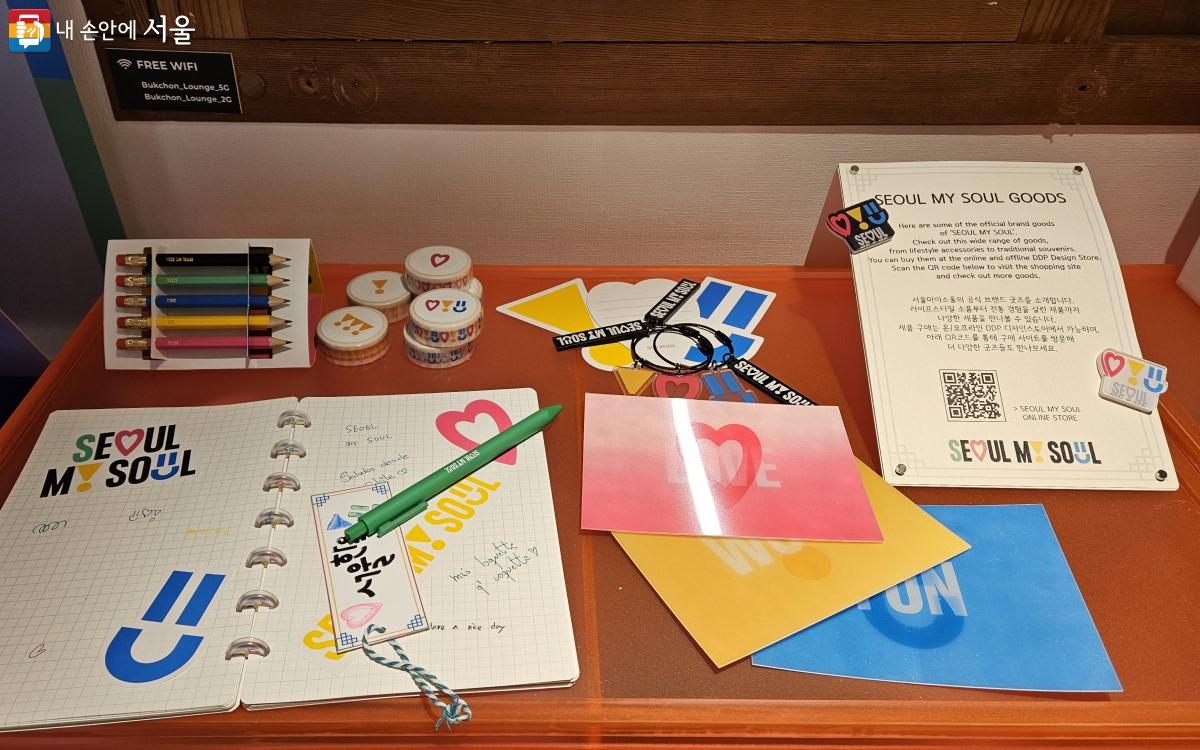 서울마이소울 엽서와 키링, 마스킹 테이프, 연필, 구매 사이트 QR코드 안내지 ⓒ송지혜