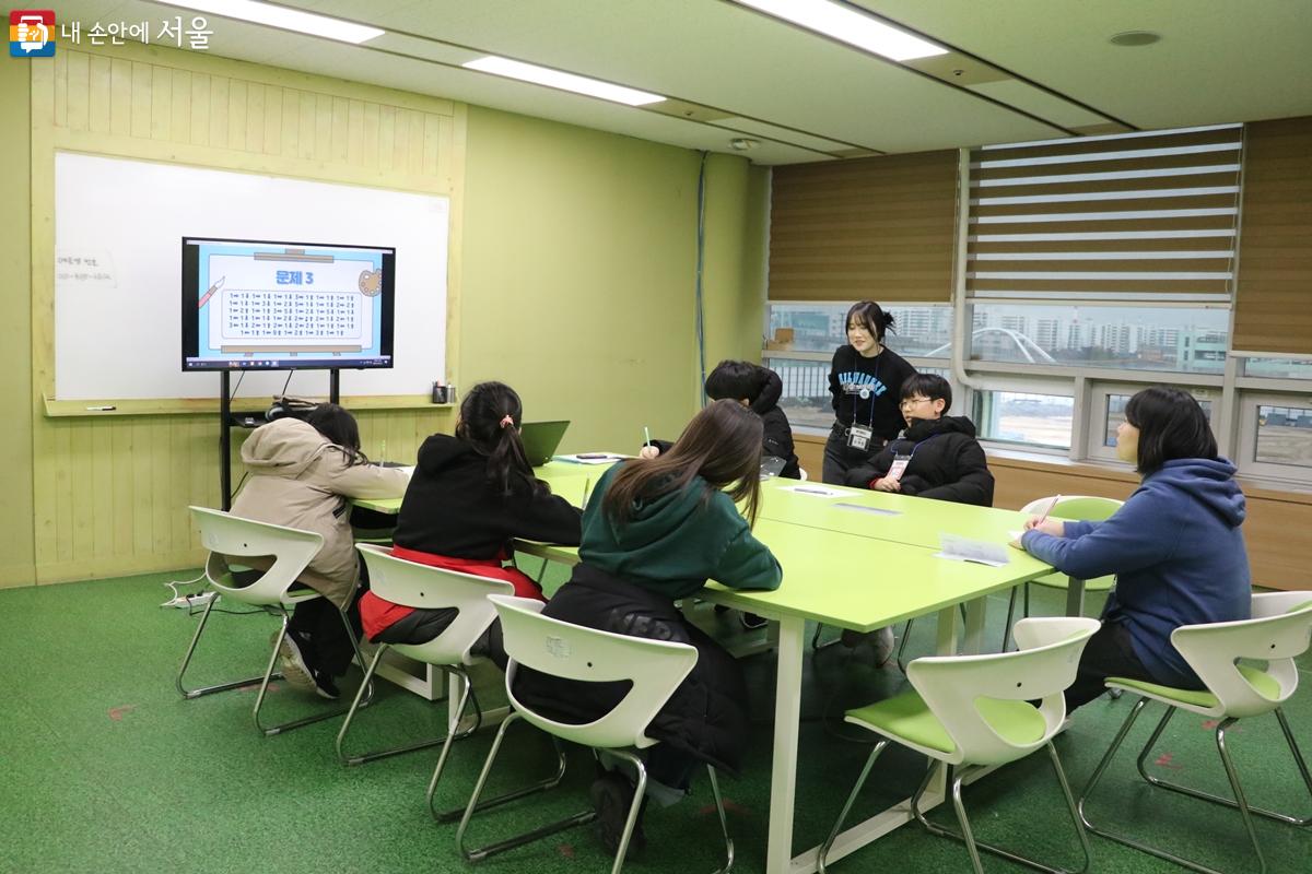  꿈꾸는 상상 아카데미는 청소년들의 방과 후 학습과 돌봄 프로그램이다. ©강사랑