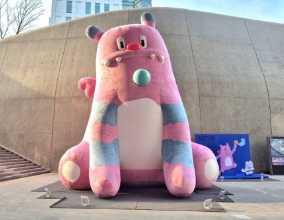 DDP 어울림광장에 설치된 8m의 대형 아트벌룬 '해치' ©김다빈