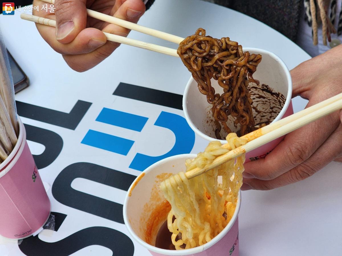 일반 라면은 매콤한 감칠맛이 특색 있었고, 짜장라면은 춘장의 깊은 맛이 깔끔했다. ©김은주