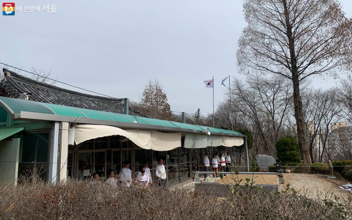 서남권 녹색복지센터 바로 옆에 위치한 국궁장 '공항정' ©김도연