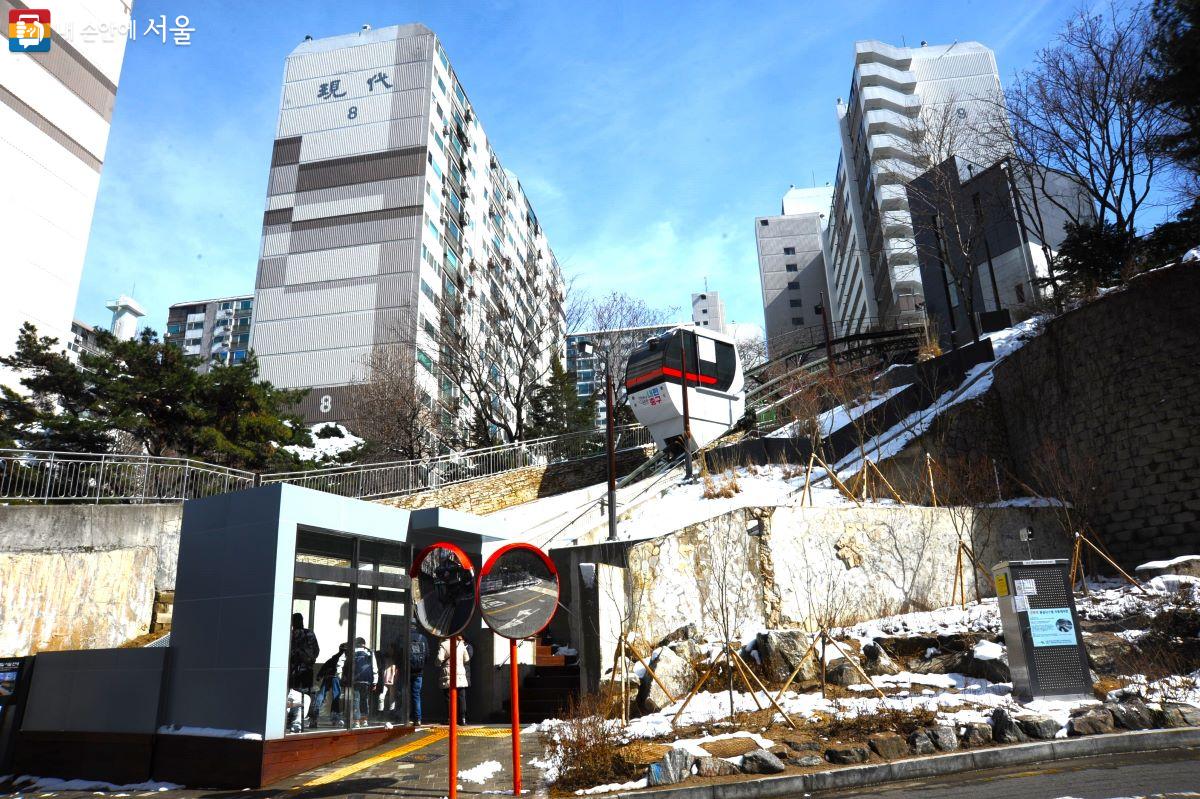 대현산 배수지공원 모노레일 시발점 승강장 ⓒ조수봉