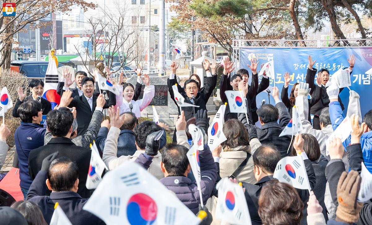 기념식 참석자들 모두가 대한 독립 만세 삼창을 했다. Ⓒ최용수