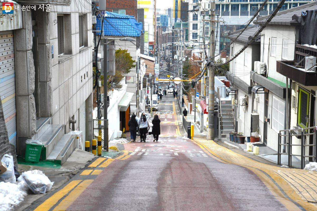 ‘북아현 경사형 엘리베이터’ 설치 전 이대역 방향으로 가기 위해 이용하던 언덕길 ⓒ조수봉