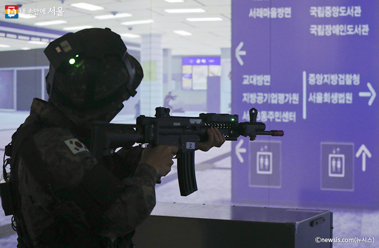 경기 금곡과학화예비군훈련장에서 예비군들이 가상현실(VR) 영상모의사격 훈련을 하고 있다.
