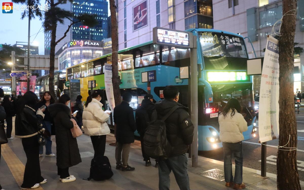 차례에 맞춰 버스에 탑승하는 시민들 ©조수연