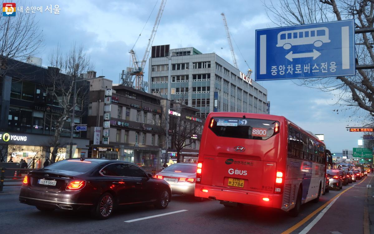 서울시는 명동입구 정류소의 밀집을 해소하기 위해 8개 광역버스 노선을 신설된 광교 정류소, 명동입구B 정류소 등으로 분산, 운행하고 있다. ©조수연