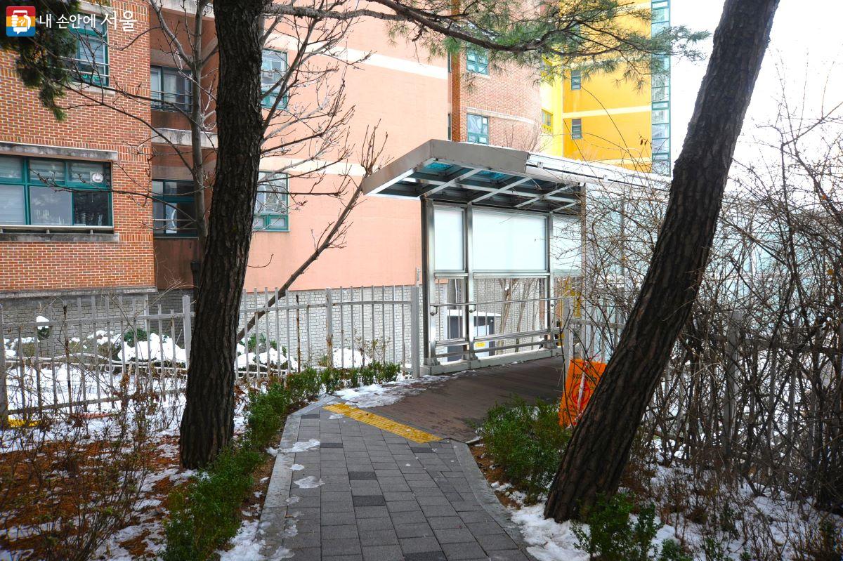 금천구 시흥동 벽산5단지아파트에서 금동초등학교 방향으로 가기 위해 설치한 보행교 입구 ⓒ조수봉