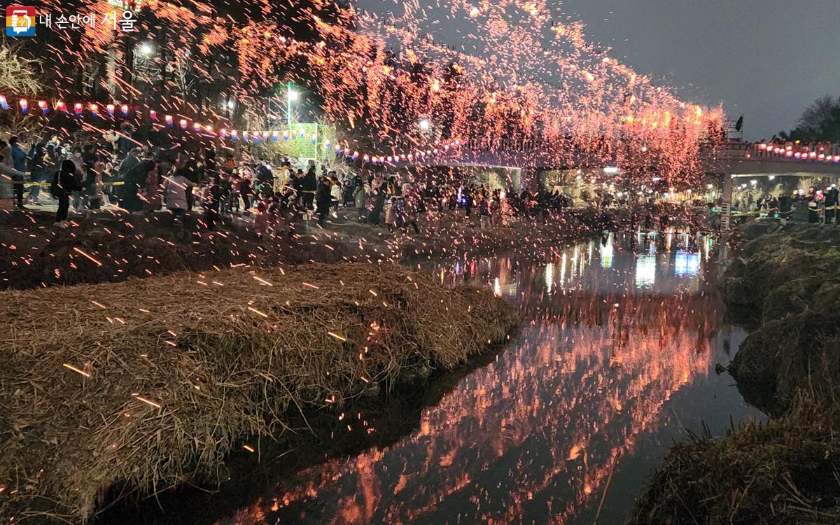 줄에서 낙화하는 불꽃을 보는 순간 감탄사가 절로 나왔다. ©김미선