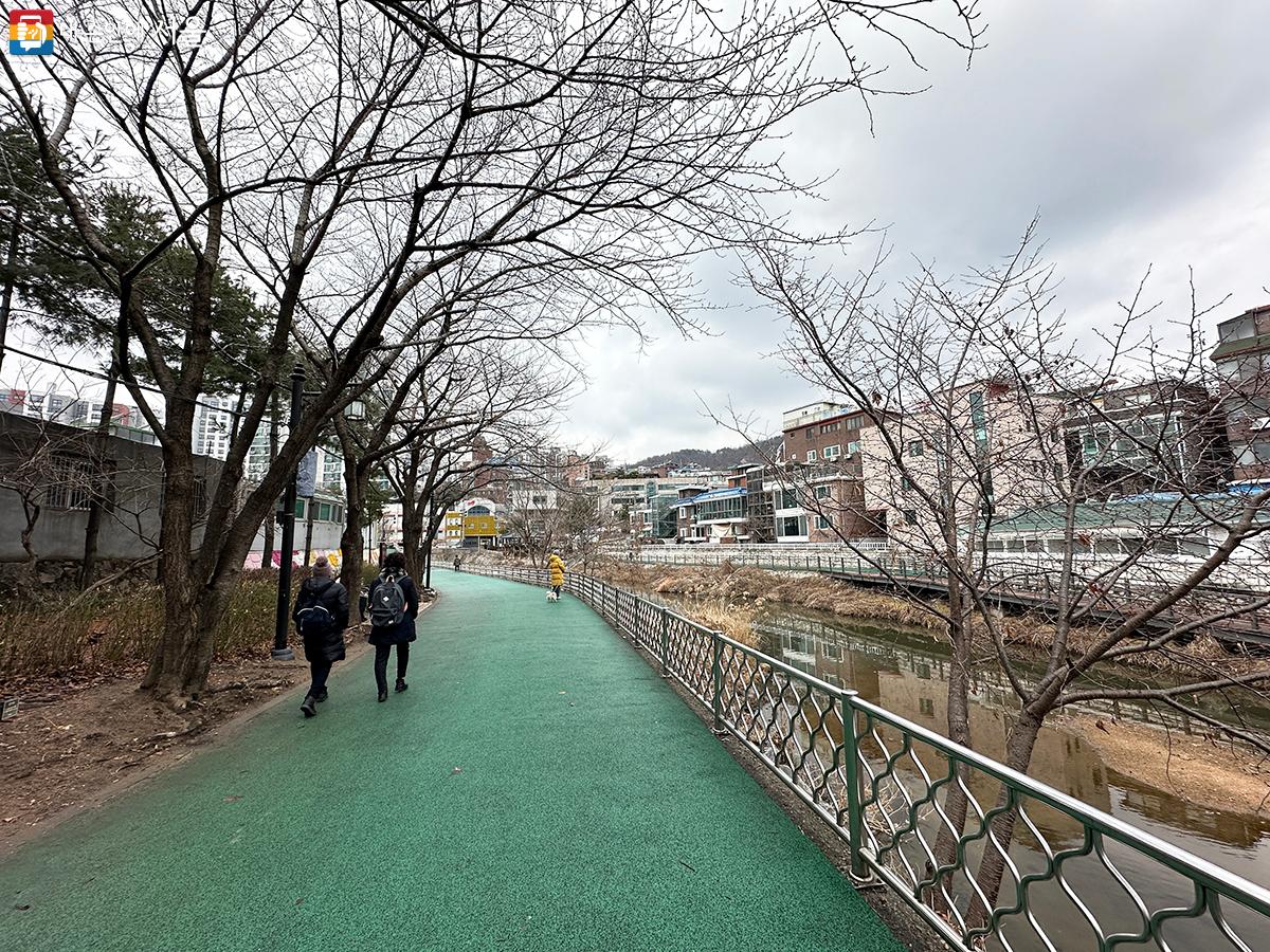 홍제천 산책길을 따라 다음 스탬프 지점인 인왕시장으로 향했다. ⓒ김수정 