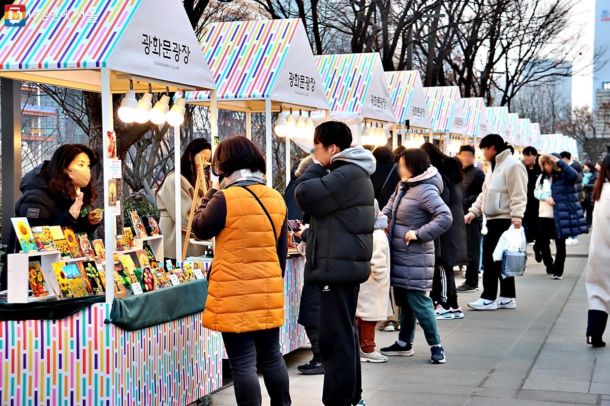 광화문 플리마켓은 맛있는 먹거리뿐만 아니라 다양한 소품과 공예품도 만나볼 수 있는 특별한 공간이다. ⓒ정향선