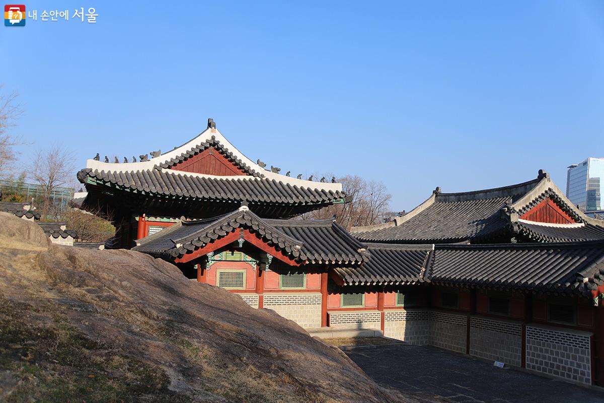 음악회를 마치고 맑은 하늘 아래 봄기운이 감도는 서울역사박물관 옆 경희궁으로 산책을 나갔다. ⓒ이혜숙