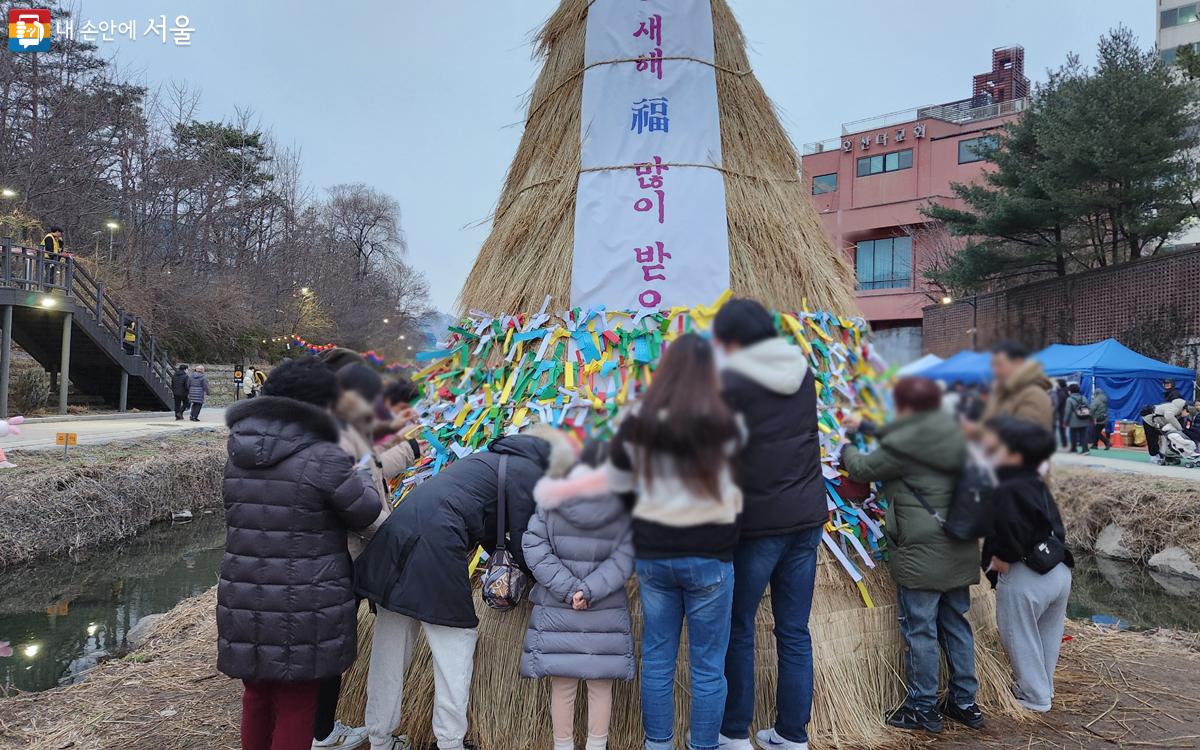 남녀노소 모두가 소원지에 소원을 적어 달집에 매달았다. ©김미선