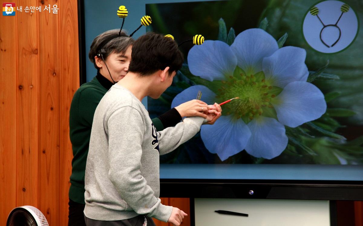 딸기 인공수분 과정을 배우고 있는 참가자 ©엄윤주