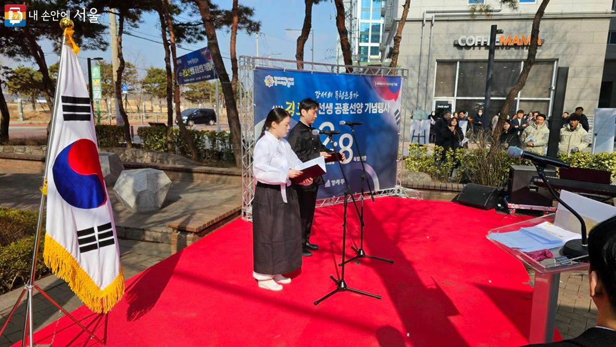 당시의 유학생 복장을 한 남녀 학생이 독립선언서 결의문을 낭독하고 있다. Ⓒ최용수