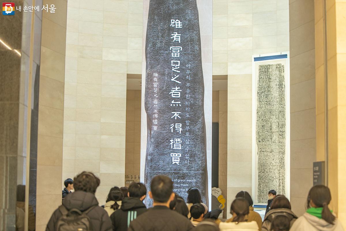 중국 지안시에 있는 크기 그대로 7.5m 규모(받침까지는 8m)로 재현된 광개토대왕릉비의 모습 ©임중빈