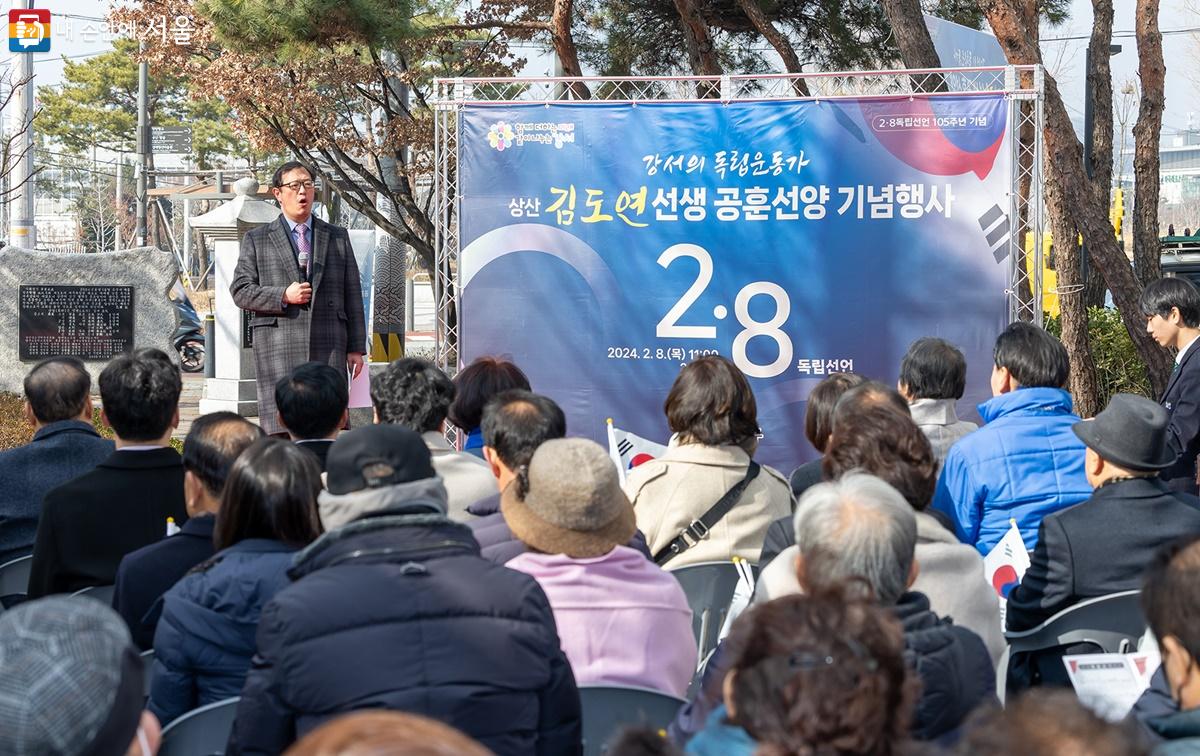 독립운동가 김도연 선생의 증손자가 기념식에 참석하여 인사말을 하고 있다. Ⓒ최용수