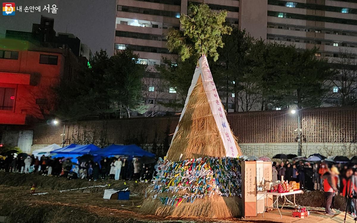 달집 앞에 상을 차려놓고 고사를 지내기도 했다. ©김미선