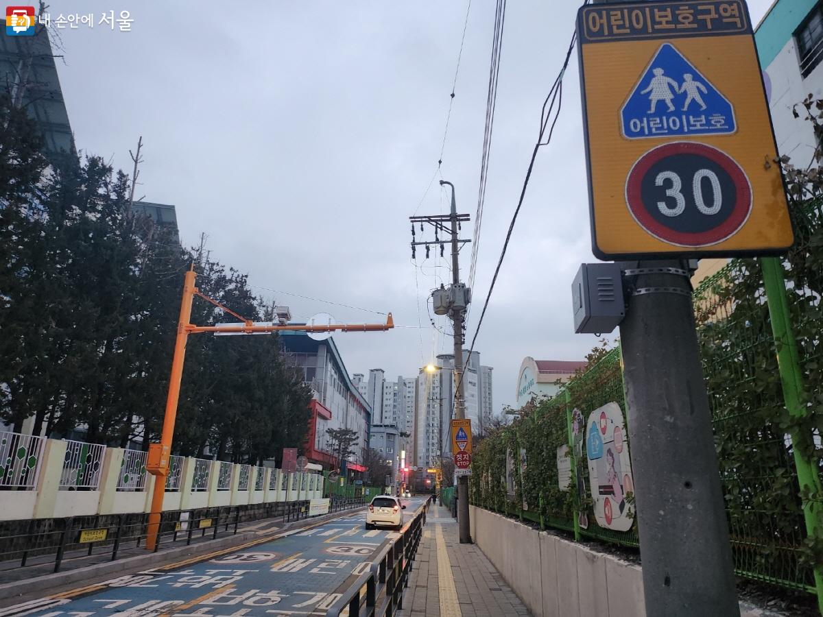 학교 인근에는 환하게 눈에 띄는 디자인을 적용하고, 음성 안내 버튼 등을 설치했다. ⓒ염지연