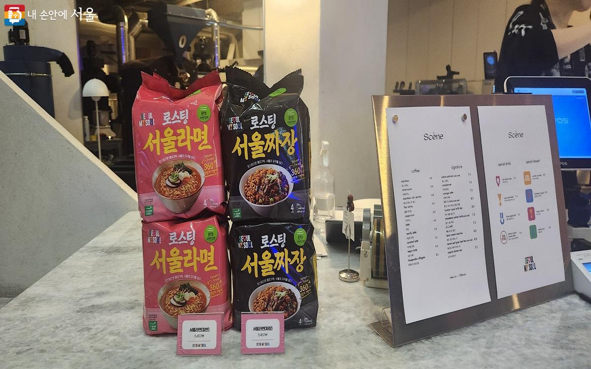 카페에 서울의 매력적인 ‘맛’을 담은 서울라면 2종이 어우러졌다. ©방윤희