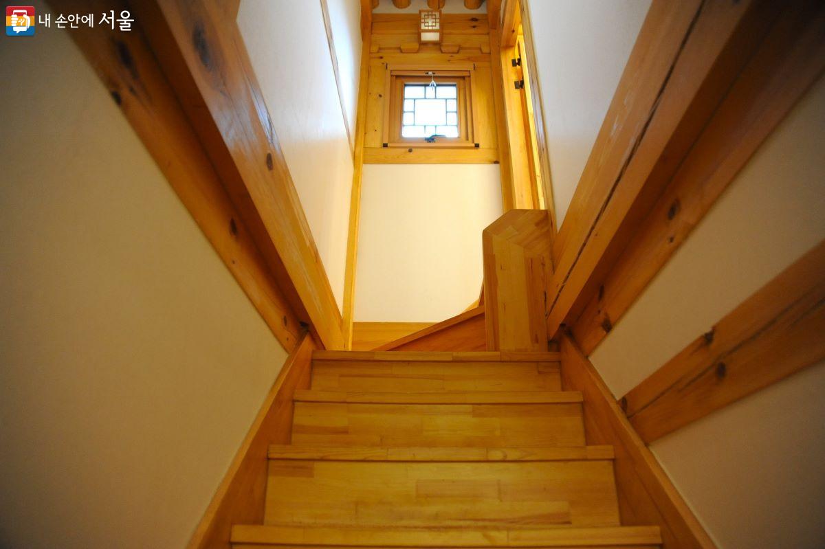 2층 독서 및 휴게 공간인 ‘한옥서가’로 오르는 계단 ⓒ조수봉