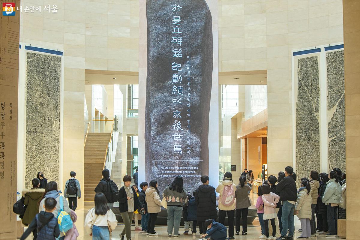 디지털 광개토대왕릉비는 사면이 모두 화면 표출이 가능한 방식으로 다양한 기법을 통해 표현되고 있다. ©임중빈