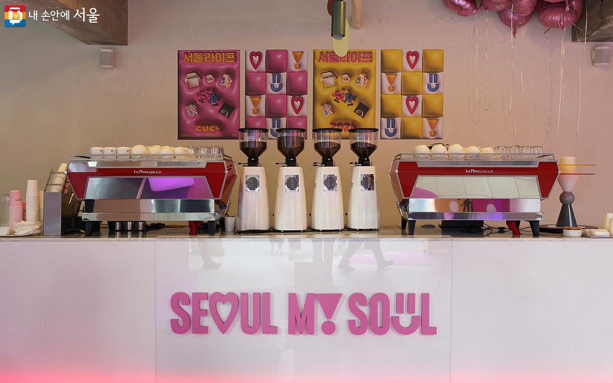 1층 카페에서는 팝업 스토어가 열리는 기간 동안 서울 브랜드 픽토그램을 활용한 특별한 음료와 디저트가 판매되었다. ⓒ김아름