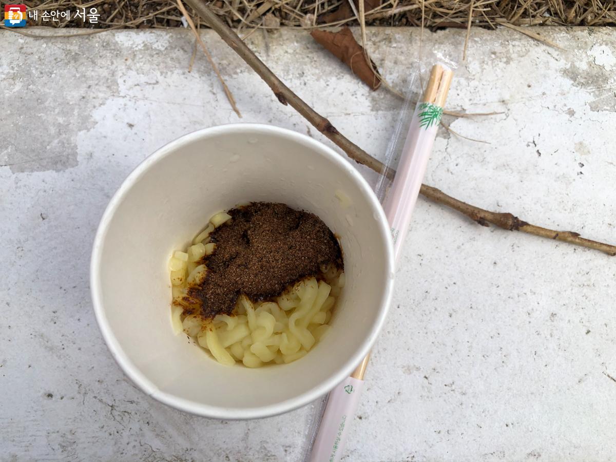 건면과 분말을 섞으니 담백한 짜장라면의 맛이 전해졌다. ⓒ김태희