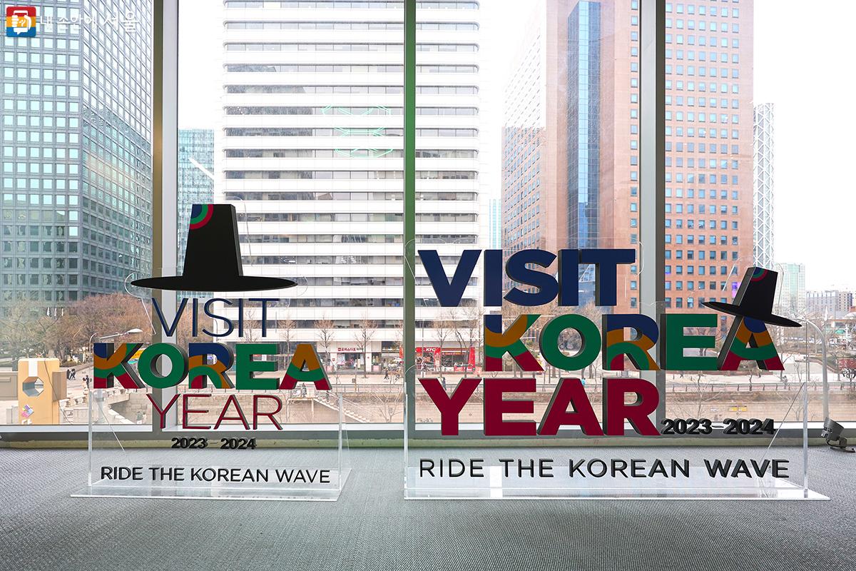 청계천을 조망할 수 있는 한국관광공사 건물 내부 ©김주연