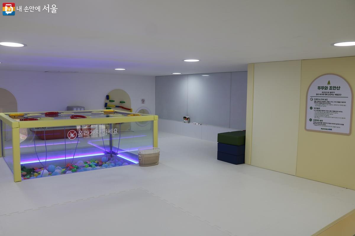 2층에도 아기자기한 놀이 공간이 조성되어 있다. ©강사랑