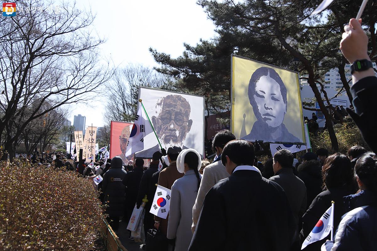 역사관에서 독립문 앞까지 시민들의 만세 행진이 이어졌다. ⓒ이혜숙