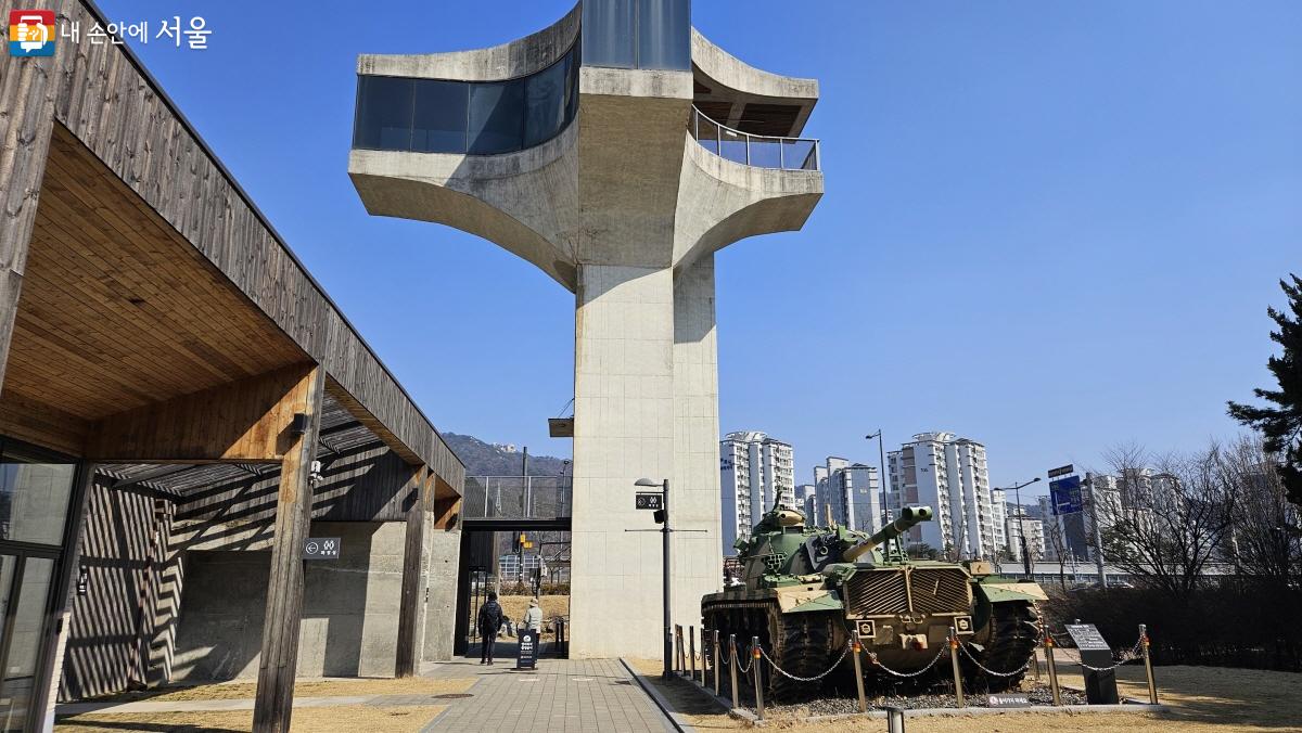 군사시설이었던 공간과 탱크 등이 아픈 역사를 상기시킨다. ⓒ이선미  