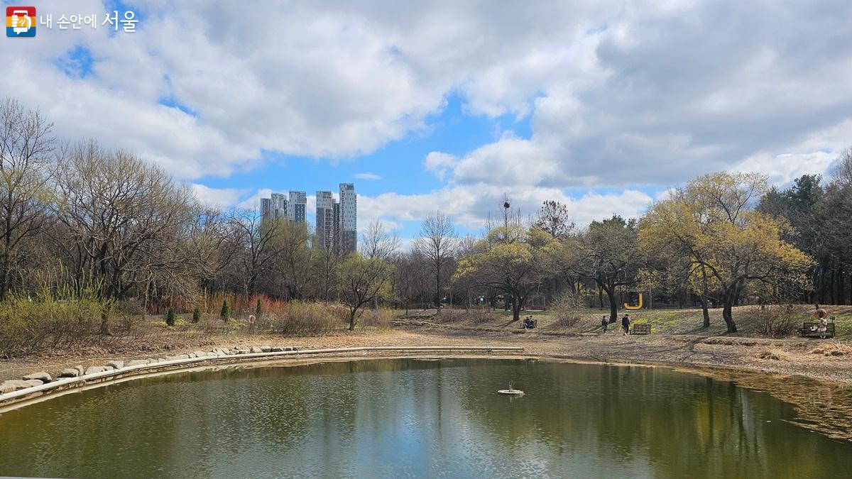 서울숲 수변공원 일대의 봄 풍경. Ⓒ최용수  