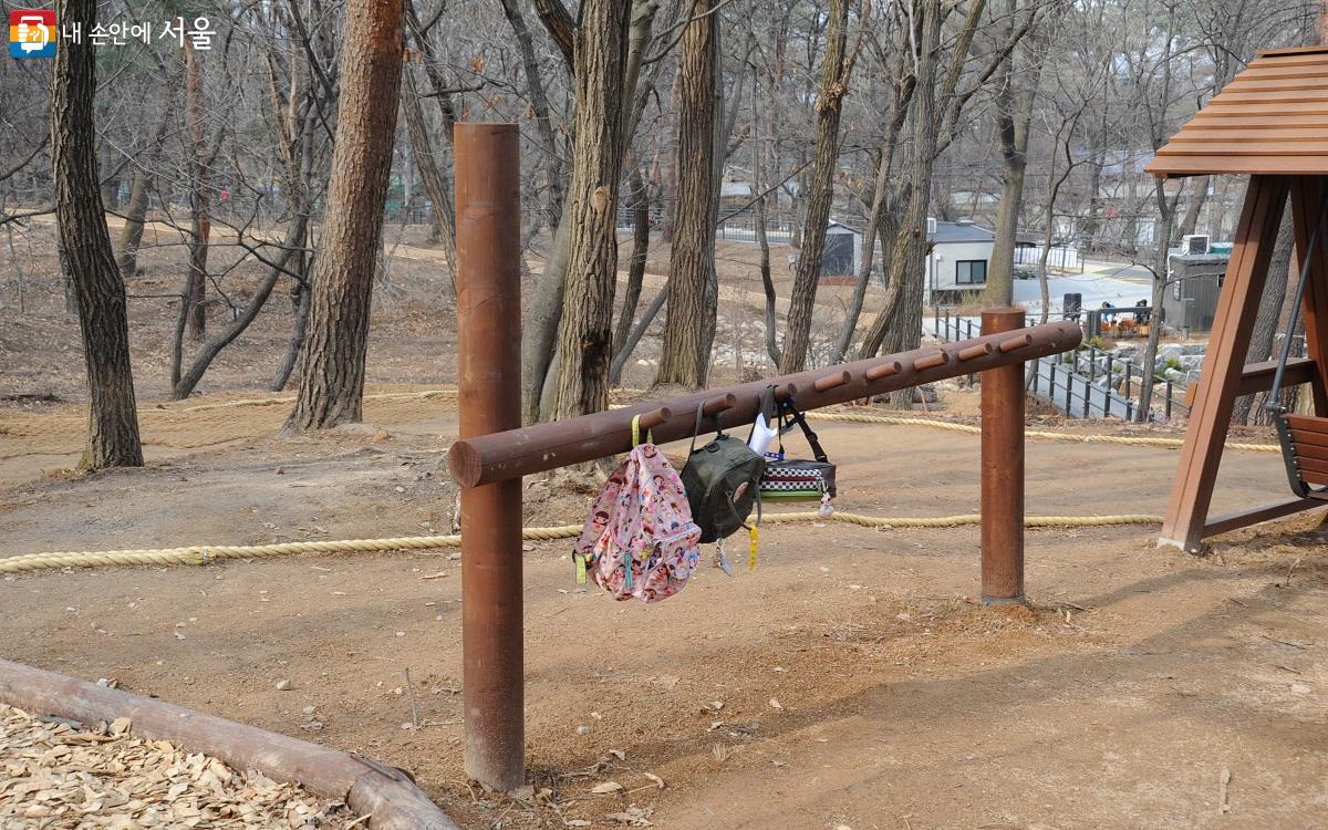 유아놀이공간에 설치된 소지품 보관대에 가방 등을 걸 수 있다.  ⓒ조수봉