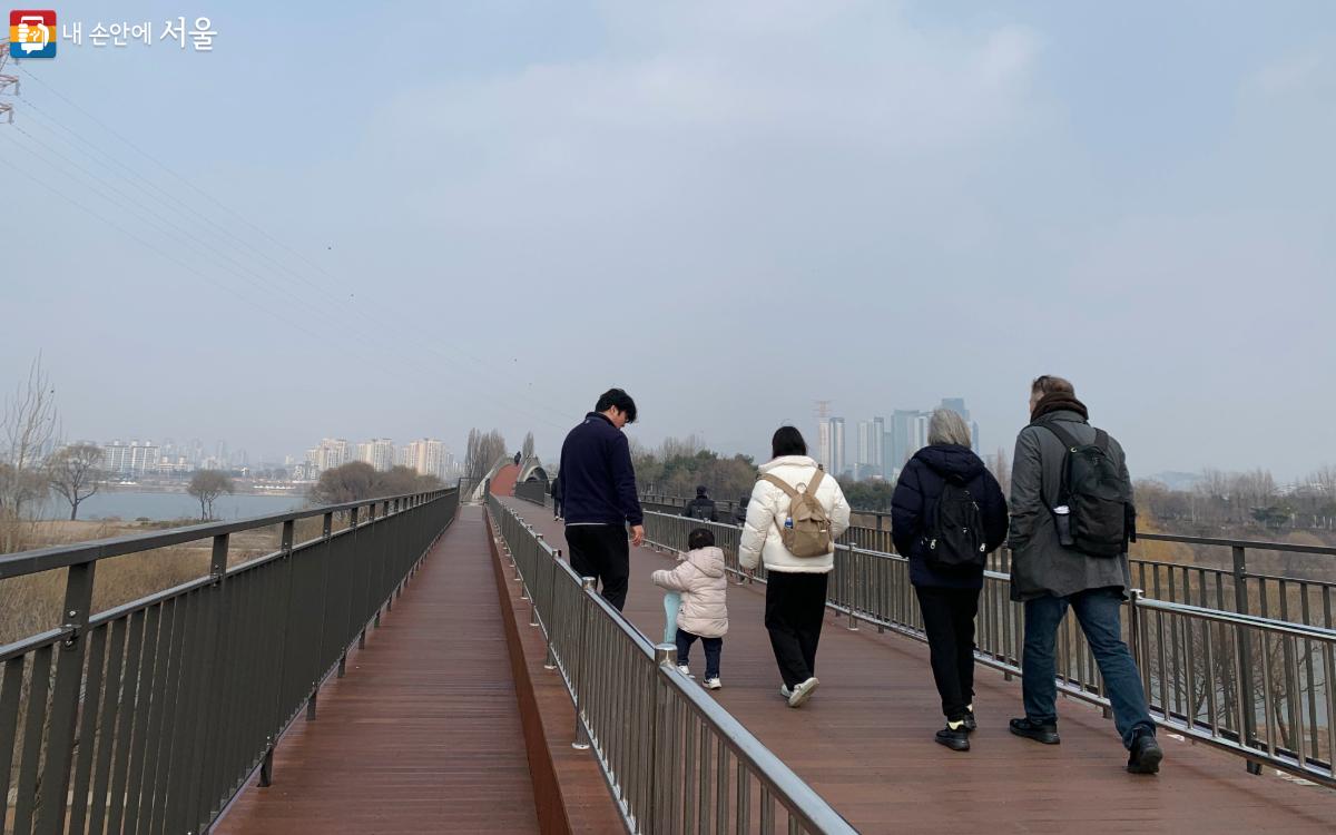 해맞이 명소로도 유명한 선유교를 걷는 서울 시민들 ©김도연