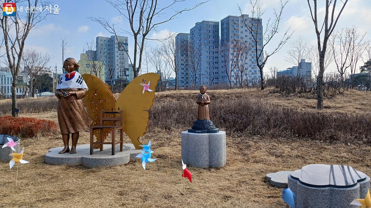 강서구 마곡 유수지 공원의 ‘강서 평화의 소녀상’ 옆에 고 황금자 할머니상이 세워져 있다. Ⓒ이유빈